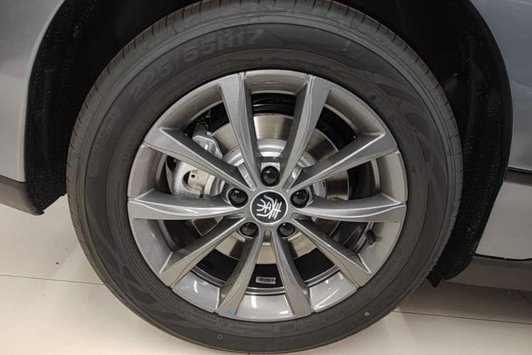 Used BYD Qin L 2025 EV 470KM Leading Edition Right Rear Wheel Hub