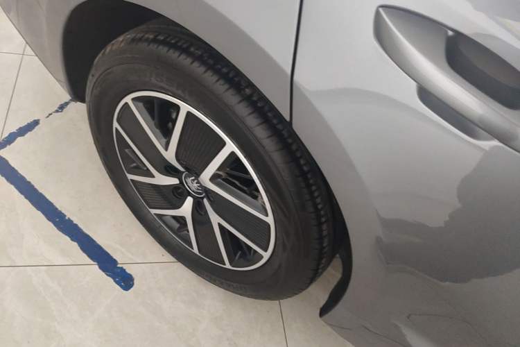 Used BYD Qin L 2025 DM-i Smart Drive 120KM Leading Model Right Rear Wheel Hub