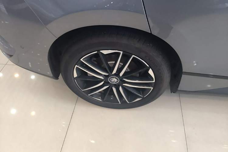 Used BYD Qin L 2025 EV 545KM Excellence Edition Right Rear Wheel Hub