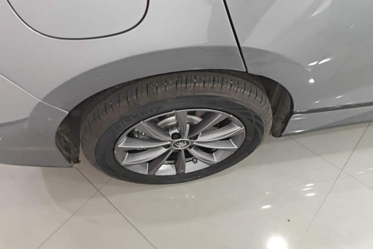Used BYD Qin L 2025 EV 470KM Leading Edition Right Rear Wheel Hub