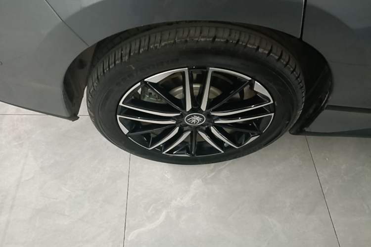 Used BYD Qin L 2025 EV 545KM Excellence Edition Right Rear Wheel Hub