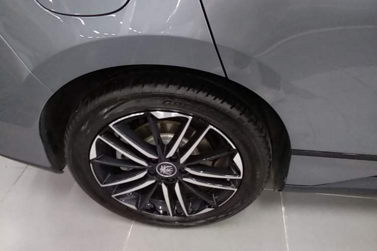 Used BYD Qin L 2025 EV 545KM Excellence Edition Right Rear Wheel Hub