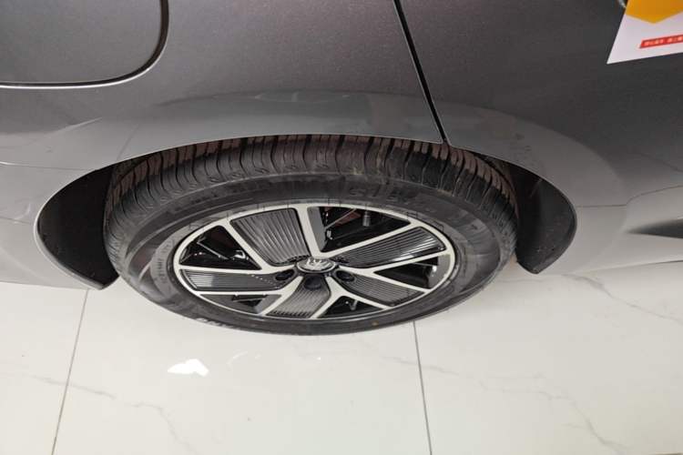 Used BYD Qin L 2025 DM-i Smart Drive 120KM Superior Model Right Rear Wheel Hub