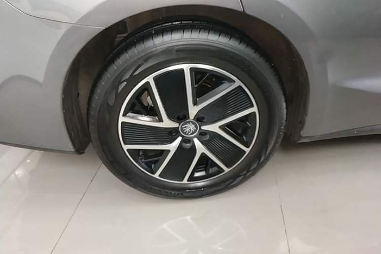 Used BYD Qin L 2025 DM-i Smart Drive 120KM Leading Model Right Rear Wheel Hub