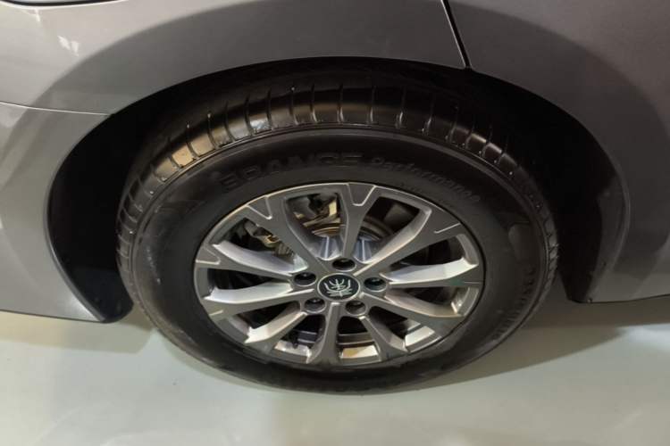Used BYD Qin L 2025 DM-i Smart Drive 80KM Leading Model Right Rear Wheel Hub