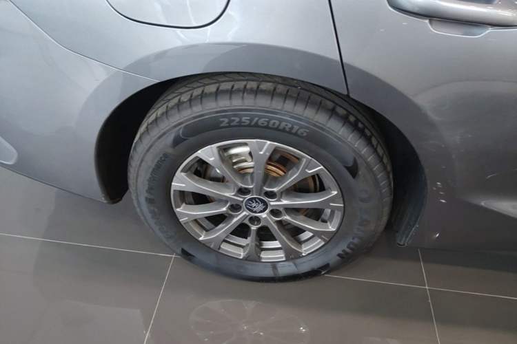 Used BYD Qin L 2025 DM-i Smart Drive 80KM Leading Model Right Rear Wheel Hub