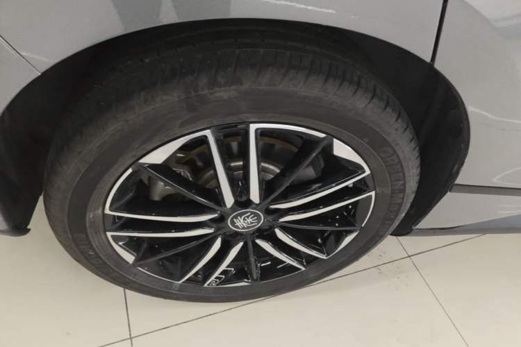 Used BYD Qin L 2025 EV 545KM Excellence Edition Right Rear Wheel Hub