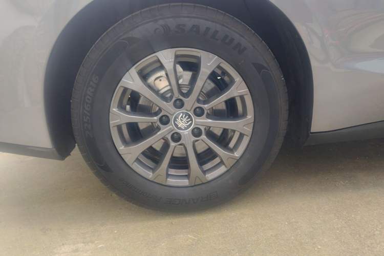 Used BYD Qin L 2025 DM-i Smart Drive 80KM Leading Model Right Rear Wheel Hub