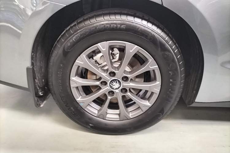 Used BYD Qin L 2025 DM-i Smart Drive 80KM Leading Model Right Rear Wheel Hub