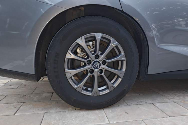 Used BYD Qin L 2025 DM-i Smart Drive 80KM Leading Model Right Rear Wheel Hub