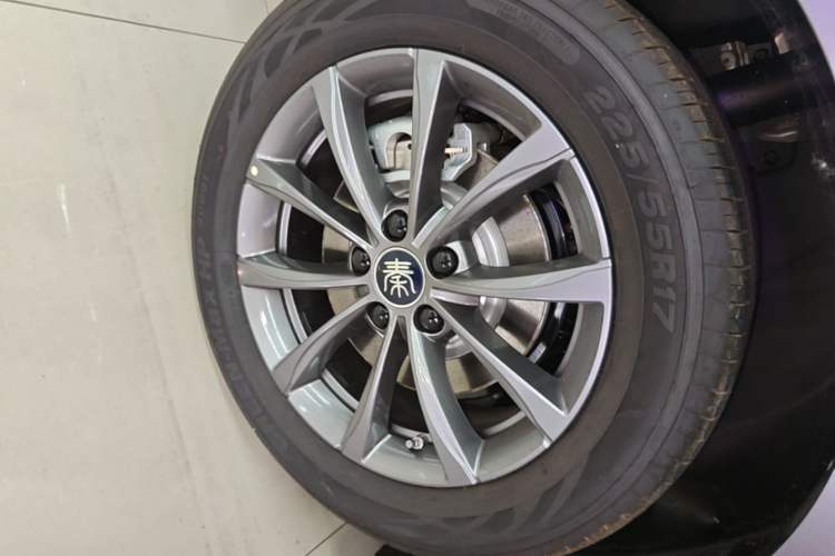 Used BYD Qin L 2025 EV 470KM Leading Edition Right Rear Wheel Hub