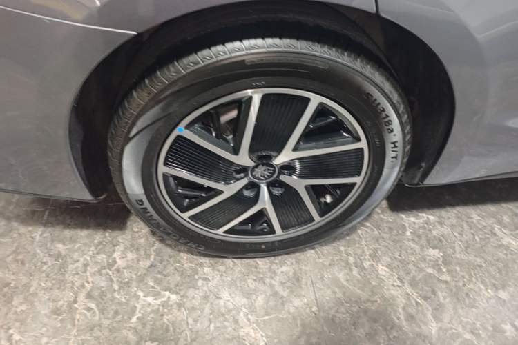 Used BYD Qin L 2025 DM-i Smart Drive 120KM Leading Model Right Rear Wheel Hub