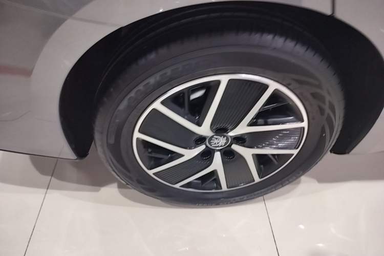 Used BYD Qin L 2025 DM-i Smart Drive 120KM Leading Model Right Rear Wheel Hub