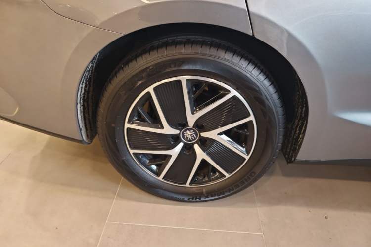Used BYD Qin L 2025 DM-i Smart Drive 120KM Superior Model Right Rear Wheel Hub