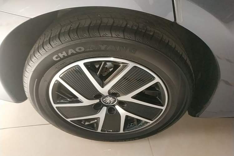 Used BYD Qin L 2025 DM-i Smart Drive 120KM Superior Model Right Rear Wheel Hub