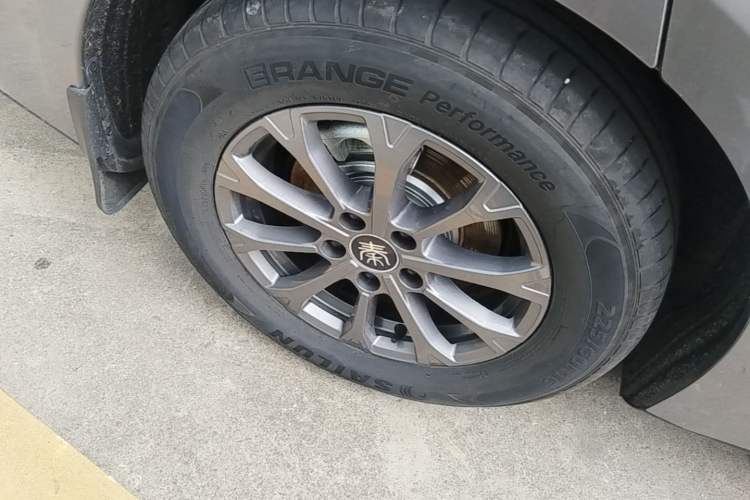 Used BYD Qin L 2025 DM-i Smart Drive 80KM Leading Model Right Rear Wheel Hub