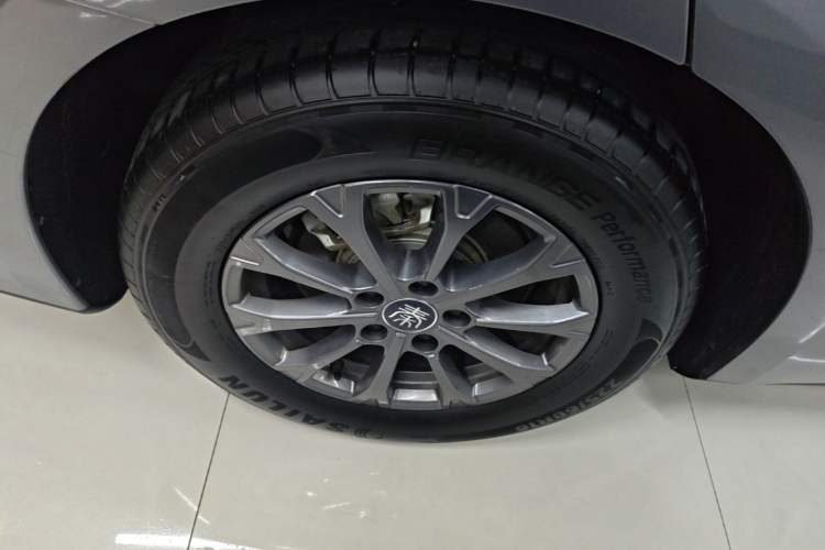 Used BYD Qin L 2025 DM-i Smart Drive 80KM Leading Model Right Rear Wheel Hub