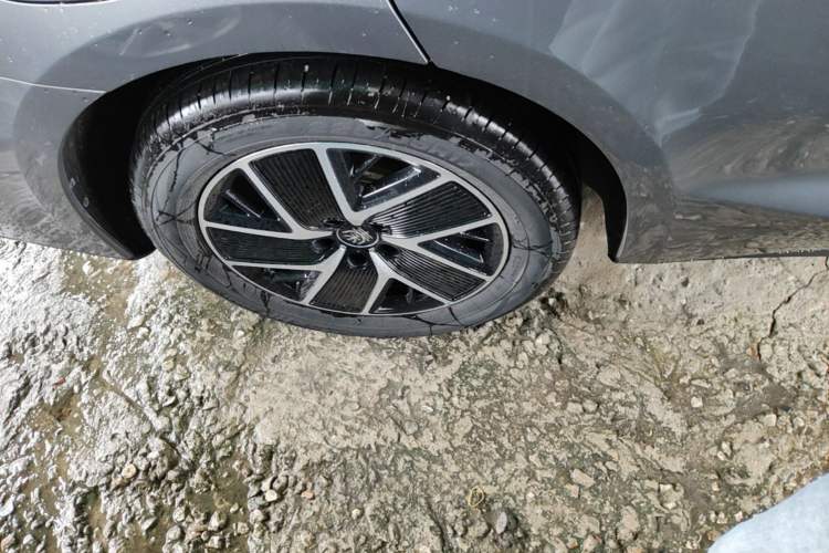 Used BYD Qin L 2025 DM-i Smart Drive 80KM Superior Model Right Rear Wheel Hub