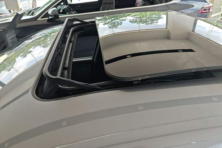 Used BYD Qin L 2025 DM-i Smart Drive 120KM Excellence Model Roof