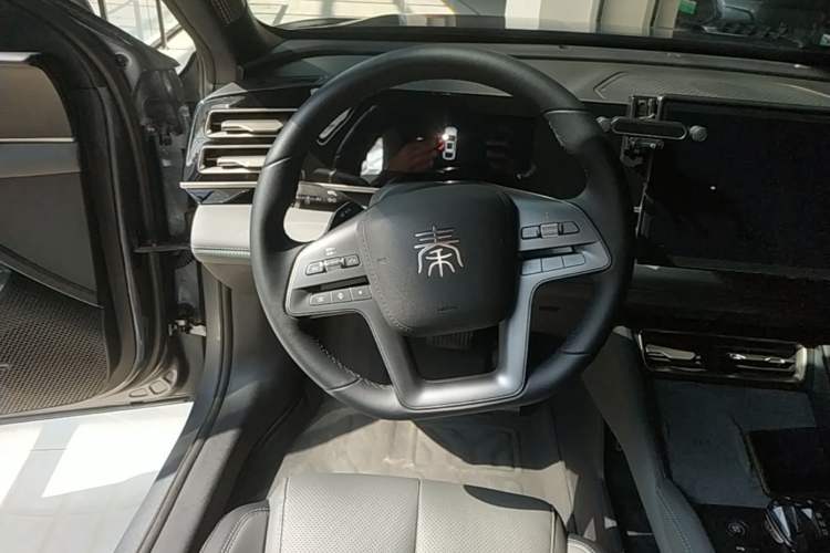 Used BYD Qin L 2025 DM-i Smart Drive 120KM Superior Model Steering Wheel