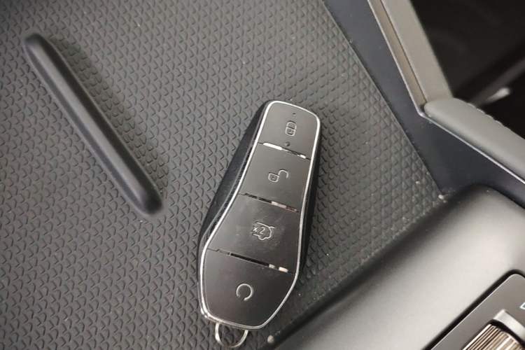 Used BYD Qin L 2025 DM-i Smart Drive 80KM Leading Model Vehicle Key