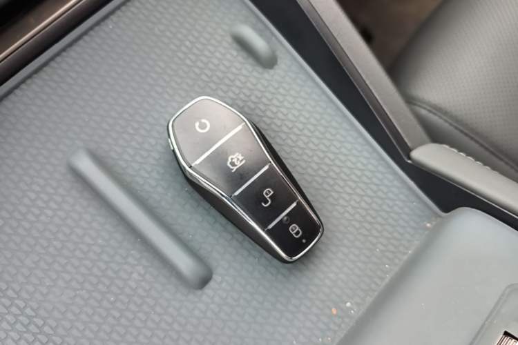 Used BYD Qin L 2025 DM-i Smart Drive 80KM Leading Model Vehicle Key