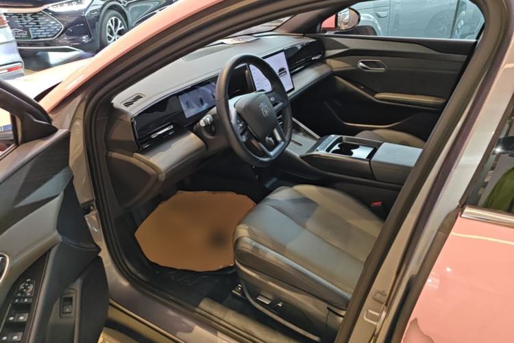 Used BYD Qin L 2025 EV 545KM Beyond Version Driver Seat