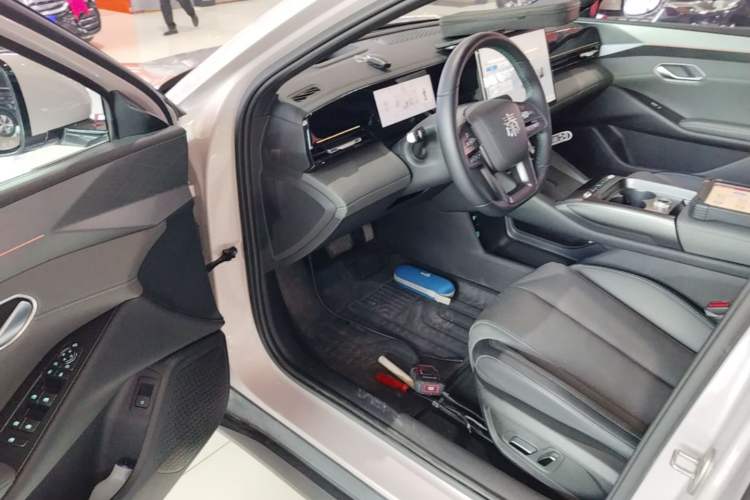 Used BYD Qin L 2025 EV 545KM Cloud Suspension Edition Driver Seat
