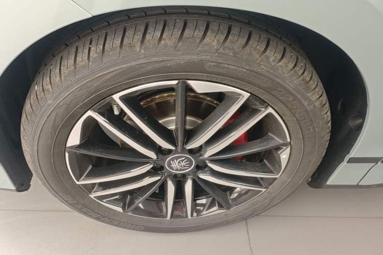 Used BYD Qin L 2025 EV 545KM Cloud Suspension Edition Left Front Wheel Hub