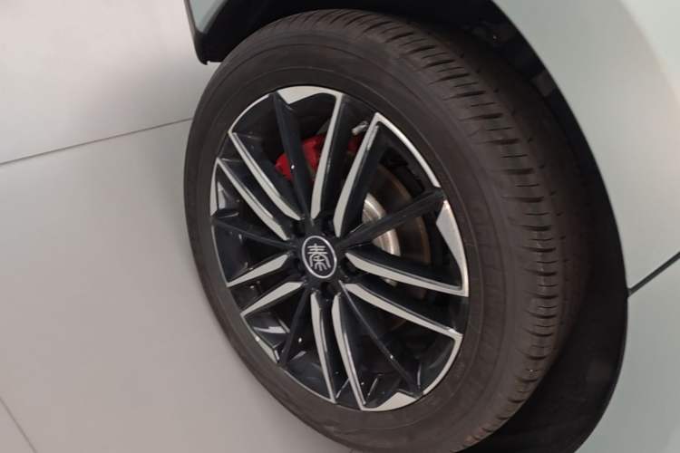 Used BYD Qin L 2025 EV 545KM Cloud Suspension Edition Right Rear Wheel Hub