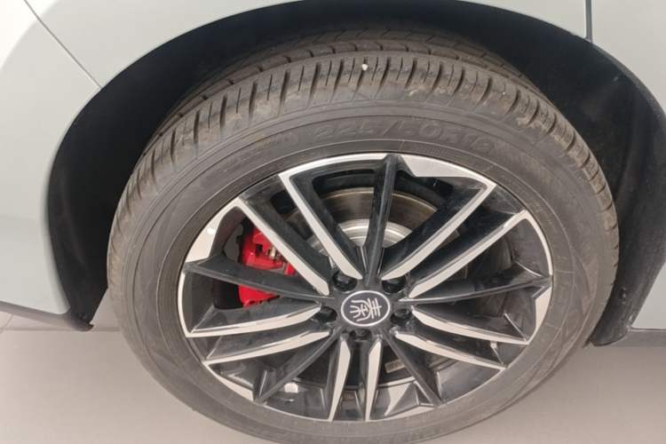 Used BYD Qin L 2025 EV 545KM Cloud Suspension Edition Right Rear Wheel Hub