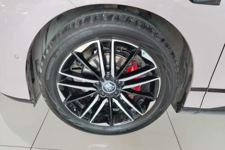 Used BYD Qin L 2025 EV 545KM Cloud Suspension Edition Left Front Wheel Hub