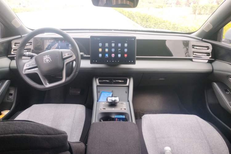 Used BYD Qin L 2025 DM-i Smart Drive 80KM Superior Model Center Console