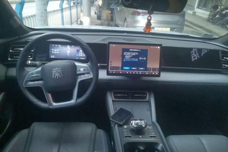 Used BYD Qin L 2025 DM-i Smart Drive 120KM Leading Model Center Console