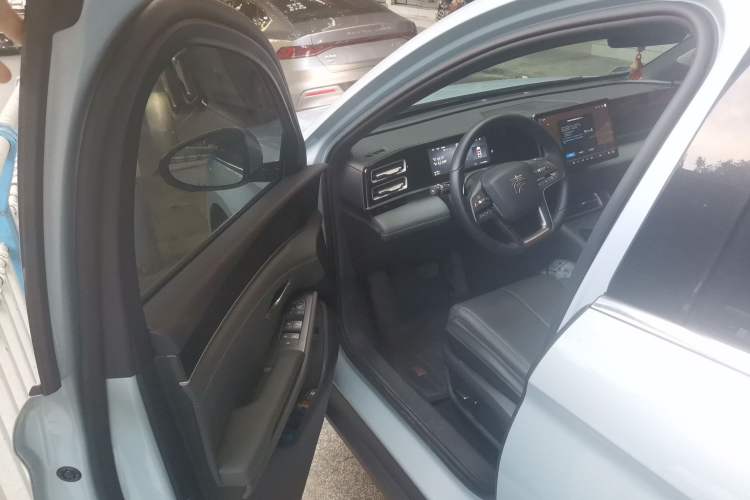 Used BYD Qin L 2025 DM-i Smart Drive 120KM Leading Model Driver Seat