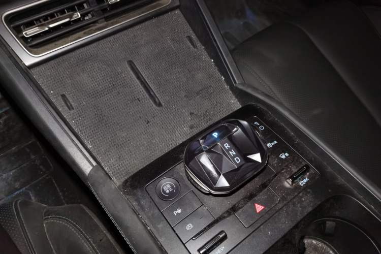 Used BYD Qin L 2025 DM-i Smart Drive 80KM Leading Model Gear Lever