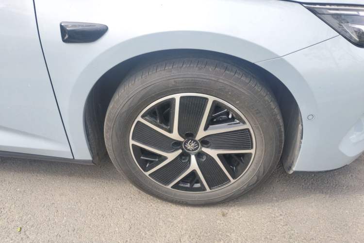 Used BYD Qin L 2025 DM-i Smart Drive 80KM Superior Model Right Front Wheel Hub