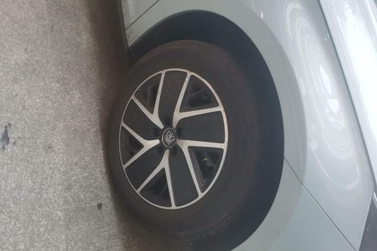 Used BYD Qin L 2025 DM-i Smart Drive 120KM Leading Model Right Front Wheel Hub
