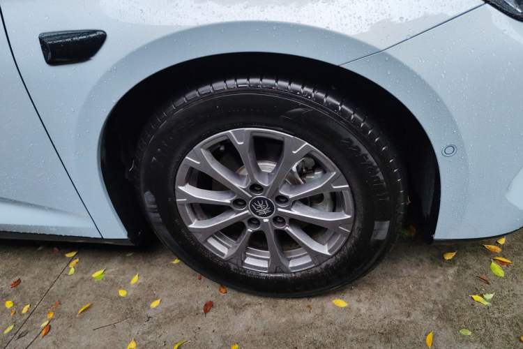 Used BYD Qin L 2025 DM-i Smart Drive 80KM Leading Model Right Front Wheel Hub