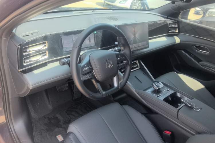 Used BYD Qin L 2025 DM-i Smart Drive 80KM Leading Model Center Console