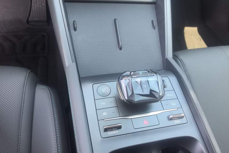 Used BYD Qin L 2025 DM-i Smart Drive 80KM Leading Model Gear Lever