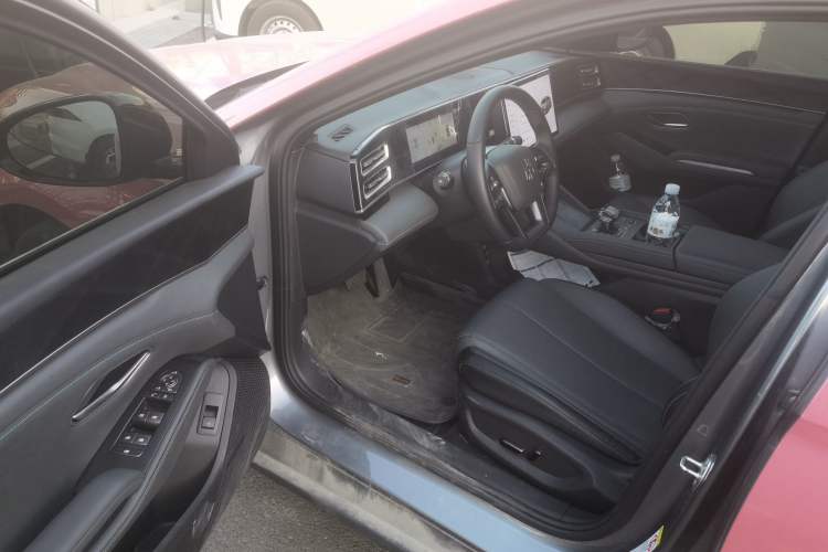 Used BYD Qin L 2025 DM-i Smart Drive 120KM Superior Model Interior 3