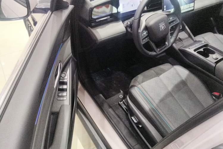 Used BYD Qin L 2025 EV 545KM Cloud Suspension Edition Interior 3