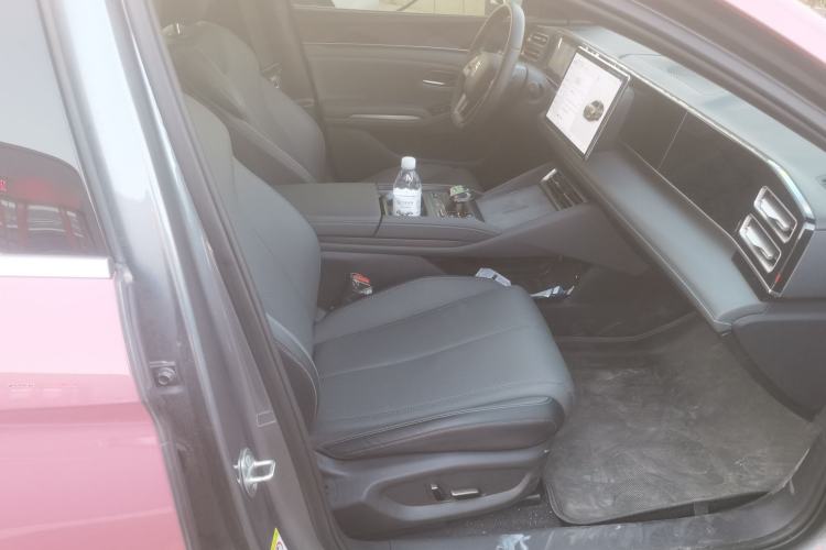 Used BYD Qin L 2025 DM-i Smart Drive 120KM Superior Model Right Front Seat