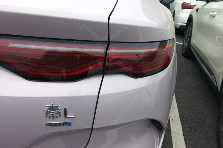 Used BYD Qin L 2025 EV 545KM Cloud Suspension Edition Right Rear Taillight