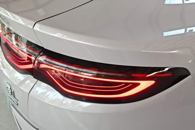 Used BYD Qin L 2025 EV 470KM Leading Edition Right Rear Taillight
