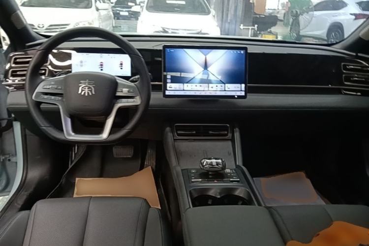 Used BYD Qin L 2025 DM-i Smart Drive 120KM Superior Model Center Console