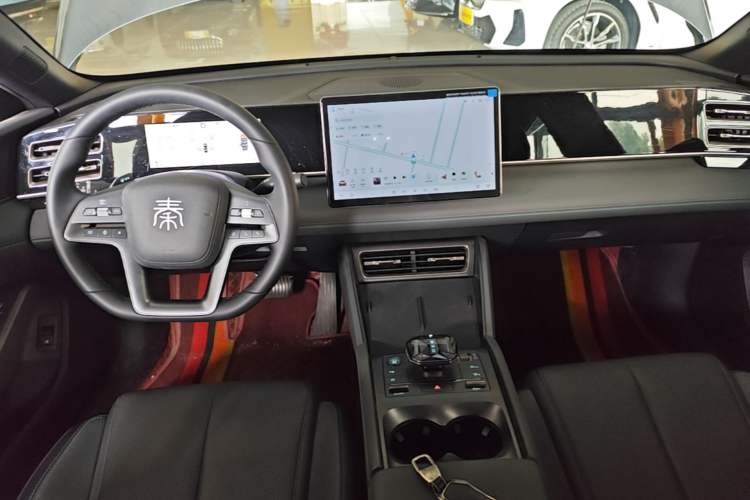 Used BYD Qin L 2025 DM-i Smart Drive 80KM Leading Model Center Console