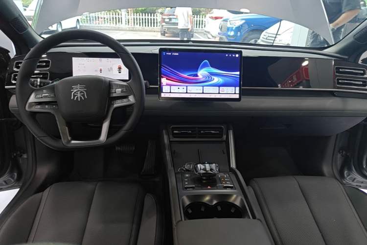 Used BYD Qin L 2025 DM-i Smart Drive 80KM Leading Model Center Console