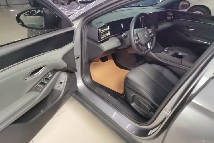 Used BYD Qin L 2025 DM-i Smart Drive 80KM Leading Model Driver Seat
